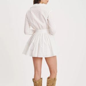 Robe chemise plissée en coton blanc à œillets et boutonnée, coupe trapèze amincissante à manches longues pour femme, fabriquée sur mesure - Product Image 3