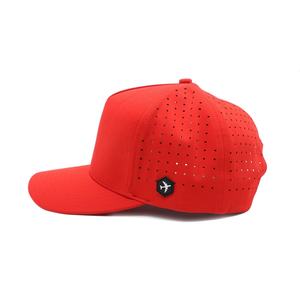 Gorra Deportiva de Alta Calidad con 5 Paneles, Parche de Goma con Logotipo, Visera Curva, Impermeable, con Orificios Cortados con Láser, Perforada, Roja, de Béisbol - Product Image 3