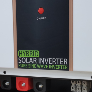 ปั๊มน้ำพลังงานแสงอาทิตย์แบบไฮบริด Sunchees 6kw พร้อมตัวควบคุมการชาร์จ MPPT ระบบออฟกริด คลื่นไซน์บริสุทธิ์ ราคาประหยัด - Product Image 3