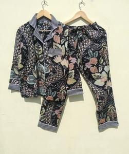 ชุดนอนผ้าคอตตอนผสมแขนยาวพิมพ์ลายตามสั่งสำหรับฤดูใบไม้ผลิ/ฤดูร้อน/ฤดูใบไม้ร่วง แบบสองชิ้น ระบายอากาศได้ดี แห้งเร็ว - Product Image 1