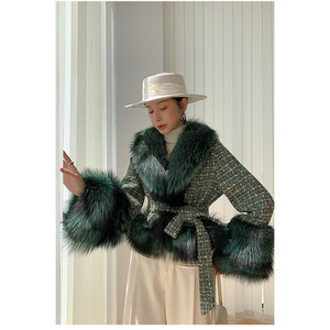 Cappotto in lana da donna con collo e polsini in pelliccia di volpe enorme - Product Image 1