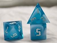 Set Dadu DND 7 Buah Resin Polihedral Warna Biru Putih Custom Musenluo, Logo Personal, Permainan Peran Meja, 14+