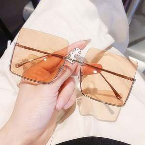 Gafas de Sol Cuadradas Extra Grandes de Media Montura para Mujer, de Aleación, con Degradado Negro y Azul, de Alta Calidad, Venta al por Mayor 2021 - Product Image 1