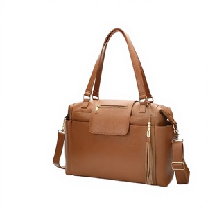 Sac à dos à langer en cuir vegan résistant à l'eau avec matelas à langer et sangles pour poussette pour maman - Product Image 2
