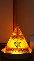Großhandel: Goldabsorbierende Kristall-Pyramiden-Energie-Turm-Generatoren in verschiedenen Größen – Harz-Ornamente für Zuhause