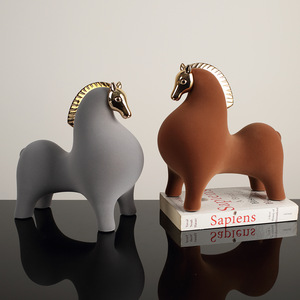 Figura de Caballo Minimalista Moderna, Decoración de Resina para el Hogar, Adorno Artesanal para Escritorio - Product Image 1