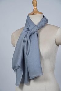 Étole en cachemire et laine fine teinte à la main, unie, pour femme – Douce, légère, élégante et luxueuse, idéale pour les tenues décontractées et formelles - Product Image 6