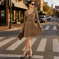 Robe Courte Tricotée Rayée à Manches Longues et Col en V pour Femme – Style Décontracté, Idéale pour le Bureau et le Quotidien – Vente en Gros, OEM/ODM, Robes Tendance pour l'Automne