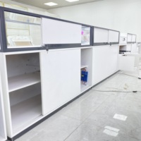 Comptoirs en verre trempé transparent avec éclairage LED et cadre en acier inoxydable durable, personnalisables pour l'aménagement de toute une boutique, usage commercial