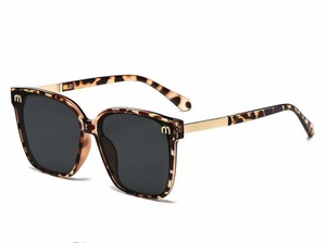 Gafas de Sol QSF Punk Retro, con Marco Cuadrado Grande, Protección Solar, Efecto Adelgazante para Rostro Redondo, Estilo Moderno y de Alta Gama - Product Image 5
