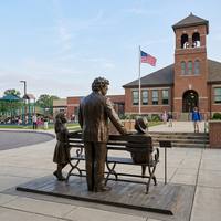 Statue en bronze antique de Mark Twain avec un groupe d'enfants sur un banc de parc, sculpture en bronze