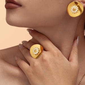 ต่างหูสแตนเลสทรงกลมสีขาวลายดอกเดซี่ - Product Image 2
