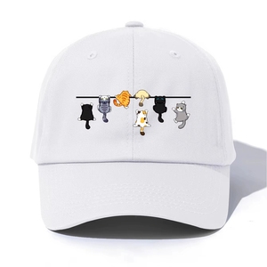 Gorra de Béisbol con Estampado Plano 2D de Gatos Adorables, con Múltiples Gatos con Diferentes Expresiones y un Patrón de Nubes y Notas Musicales - Product Image 2