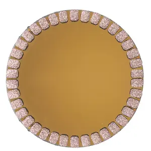 Piring pengisi daya kaca 13 inci cermin bulat piring pengisi daya kristal dengan pelek manik-manik berlian untuk pesta pernikahan Restoran