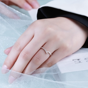 Bague de fiançailles en or massif 18 carats avec diamants naturels, bijoux de luxe sur mesure pour femmes, pour un usage quotidien. - Product Image 2