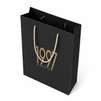Sac shopping en papier noir écologique de luxe personnalisé avec logo en feuille d'or et poignées en ruban pour l'emballage de cadeaux et de vêtements en détail
