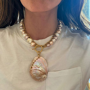 Eleganti Catene in Acciaio Inossidabile <span class=keywords><strong>Color</strong></span> <span class=keywords><strong>Oro</strong></span> con Perle Barocche Naturali e Conchiglie, Stile Ins Esagerato, di Alta Gamma, Spesse e di Tendenza, con Perle Oceaniche Perfette - Product Image 1