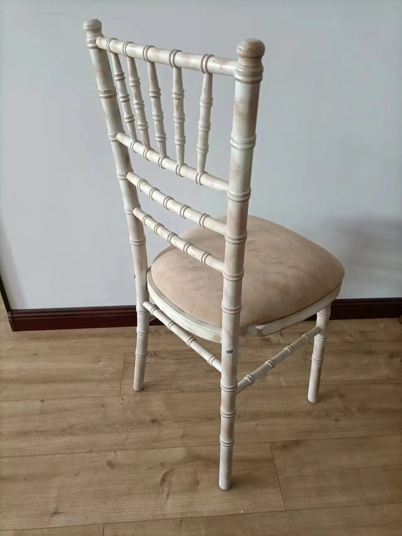 Chaises de Chiavari en bois blanc lavable, chaise empilable de Banquet d'hôtel de mariage avec coussin amovible, vente en gros