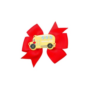 กิ๊บติดผมรูปโบว์หลากสีทำมือสำหรับเปิดเทอม พร้อมดินสอ รถโรงเรียน กระดานวาดเขียน ปากกา ริบบิ้น และกิ๊บติดผมรูปหางนก - Product Image 2