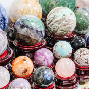 विभिन्न सामग्री हाथ से नक्काशीदार पॉलिश प्राकृतिक क्रिस्टल क्षेत्र एथास्ट लैब्राडोराइट उपचार पत्थर थोक - Product Image 3