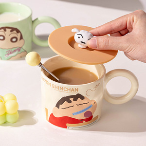 Taza de cerámica Crayon Shinchan con tapa de 370 ml, diseño de dibujos animados, para niños y adultos, taza de regalo - Product Image 3