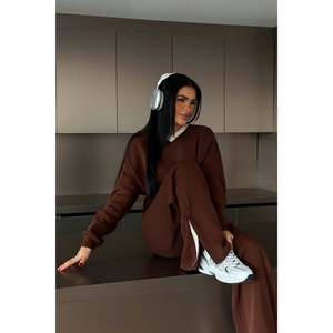 ชุดวอร์มกันลมระบายอากาศได้ดี สีน้ำตาล แบรนด์ Kassel สำหรับออกกำลังกาย ทรงเข้ารูป เหมาะสำหรับฤดูหนาว พิมพ์ลายแบบ Sublimation มีไซส์พลัสไซส์ ชุด 2 ชิ้น - Product Image 4