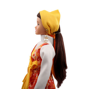 Traditionelle muslimische Puppe (29 cm) für Kinder mit klassischem langem Kleid, gelbem Schal und Tasche zu verkaufen. - Product Image 5