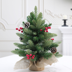 Nouvel ensemble d'arbres de Noël transfrontaliers en PVC avec base en toile de jute, mini décoration de bureau avec pommes de pin et baies rouges - Product Image 2