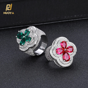 Anillo NUOAY de Joyería Hip-Hop Bañado <span class=keywords><strong>en</strong></span> <span class=keywords><strong>Oro</strong></span> Blanco con Diamante de Cuatro Hojas para Mujer, Sortija Ostentosa con Gemas Verdes y Rojas <span class=keywords><strong>en</strong></span> Forma de Flor, Estilo Iced Out - Product Image 1