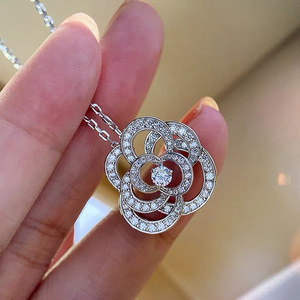 Set di Anello e Orecchini a Perno con Fiore di Camelia per Donne, Accessori Semplici e alla Moda per Uso Quotidiano, Outfit Casual e Regalo - Product Image 1