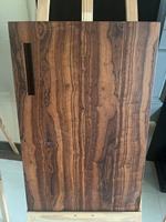 Portes d'armoire en placage de palissandre sur mesure-Conception moderne de panneaux affleurants avec poignées intégrées pour intérieurs résidentiels