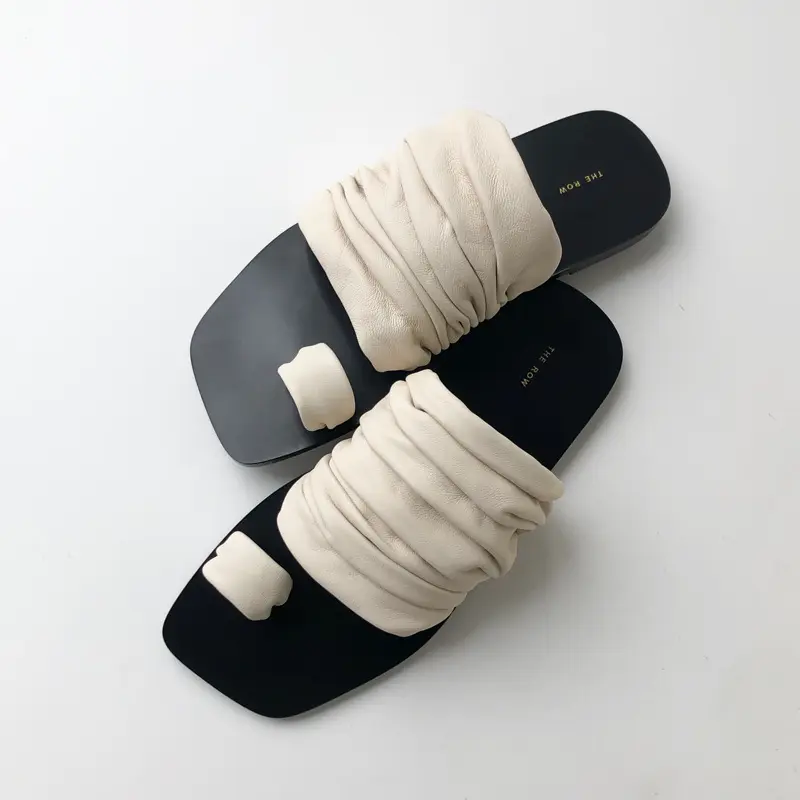 Sandales en cuir pour femmes portant 2024 nouvelles pantoufles de plage plissées plates à bout carré pour femmes été