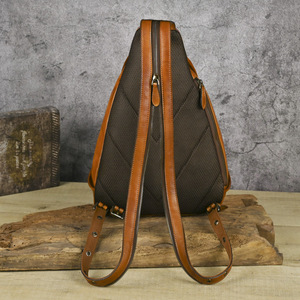 Bolso Bandolera Ando de Cuero Genuino de Vaca para Mujer, con Estampado de Ardilla, Convertible en Mochila o Bolso de Pecho - Product Image 4