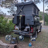 Camper amovible à coque rigide personnalisé pour pick-up 4x4, idéal pour les expéditions tout-terrain et le camping, avec portes latérales et modules.