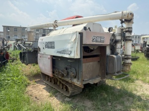 Kubota 688Q Cosechadora de granos y mandioca usada Motor y caja de cambios confiables para cosechadoras agrícolas - Product Image 2