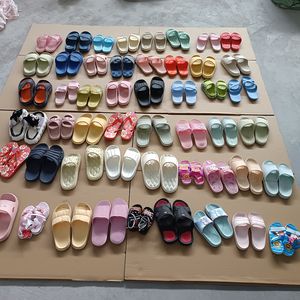 Chaussons d'intérieur usagés, chaussures en caoutchouc, chaussures d'occasion pour hommes, femmes et enfants, en balles de kg - Product Image 4