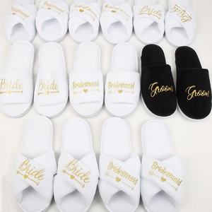 Chinelos Descartáveis para Noivas e Damas de Honra com Bordado para Casamento, Chinelos de Fleece Coral com Ponta Aberta - Product Image 1