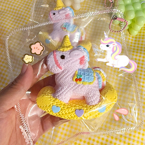 Série de pendentifs de sac Cheval à Bascule Licorne Bestseller Xiaohongshu, Jouet anti-stress en argile crémeuse compressible et silicone, 14 ans - Product Image 2