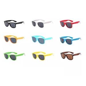 Lunettes <span class=keywords><strong>de</strong></span> <span class=keywords><strong>soleil</strong></span> promotionnelles personnalisées avec logo, vente en gros à bas prix pour hommes et femmes, fabriquées en Chine - Product Image 2