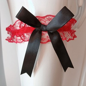 Lazo elástico de encaje blanco dulce para mujer, accesorio de joyería corporal sexy con lazo negro para muslo - Product Image 1