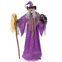 Sorcière d'Halloween vêtu d'une robe violette, tenant une balai lumineux et oscillant, décoration pour maison hantée et pièce secrète