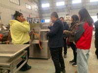 Machine commerciale de lavage et de pelage des légumes avec brosse rotative pour manioc, pomme de terre, taro, chayote