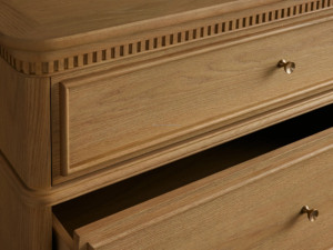 Cómoda Alta de 5 Cajones, Cajonera de Roble Blanco Macizo con Tiradores de Latón Antiguo y Cajones con Cierre Suave - Product Image 3