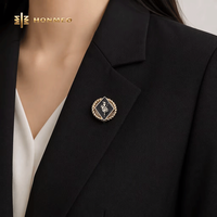 Broche HONMEO personnalisée en forme de diamant, épingle en alliage de zinc émaillé blanc, accessoires de badge pour costume féminin