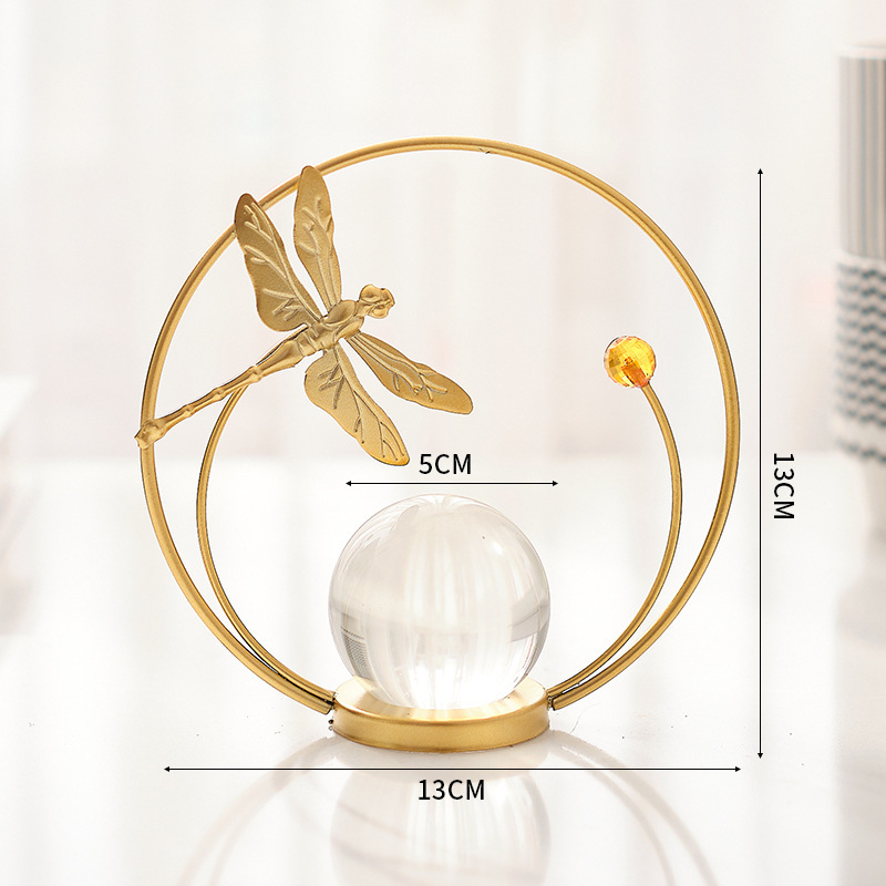 Ornamento con sfera di cristallo della libellula