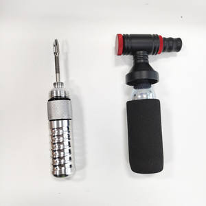 Gonfleur de CO2 avec kit de réparation de pneus sans chambre à air - Compatible avec les valves Presta/Schrader - <span class=keywords><strong>Pompe</strong></span> à pneus de vélo pour vélos de route et de montagne - Product Image 1
