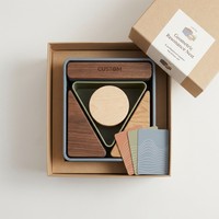 Jeu de correspondance sensoriel triangulaire en bois Montessori OEM personnalisé avec cartes de référence des textures et couleurs, pour le rangement et la stimulation géométrique
