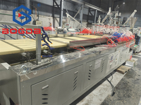 Ligne de production d'extrusion de panneaux de porte WPC, extrudeuse bivis pour la fabrication de panneaux de porte creux en composite bois-plastique PVC