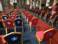 Chaises de banquet empilables en acier rouge pour événements extérieurs, mariages et fêtes - Idéales pour appartements et parcs (vente en gros)