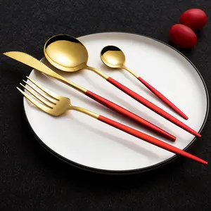 Jieyang portogallo fabbrica all'ingrosso coltello cucchiaio forchetta oro rosso posate in acciaio inox set di posate 4 pezzi